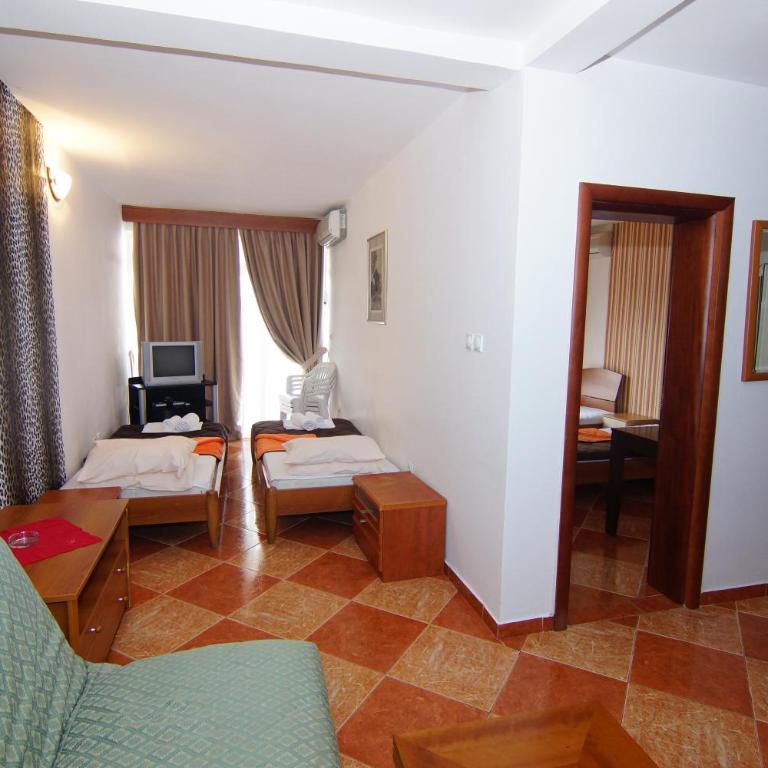 Guesthouse Villa Gaga - Apartman s 1 Spavaćom Sobom, Terasom i Delimičnim Pogledom na More (6 Odraslih Osoba) - 1