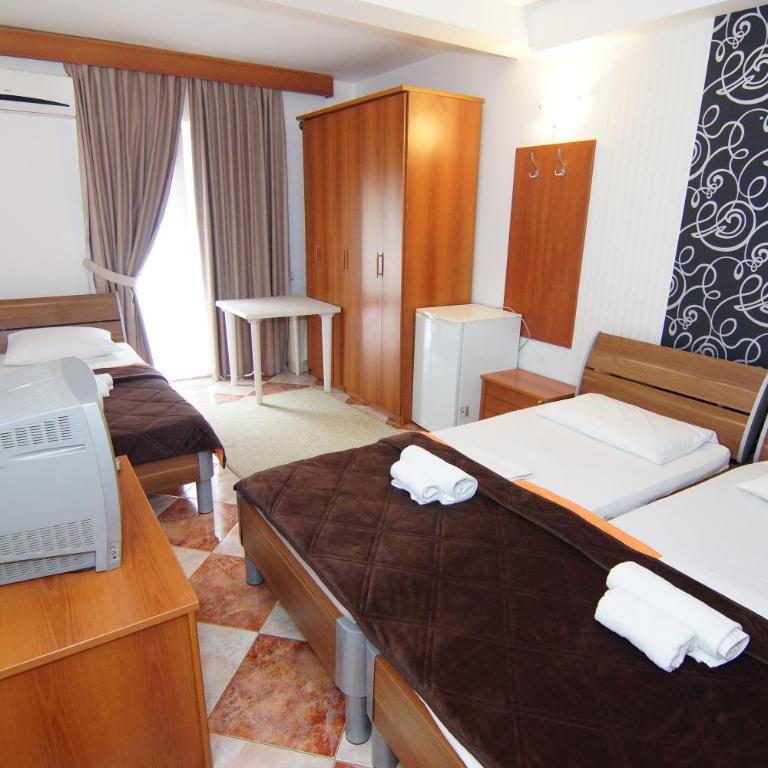 Guesthouse Villa Gaga - Trokrevetna Soba sa Terasom i Delimičnim Pogledom na More - 4