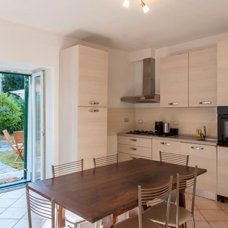 JOIVY Sunny Family Flat with Private Garden & Parking - Appartamento con 1 Camera da Letto - 3