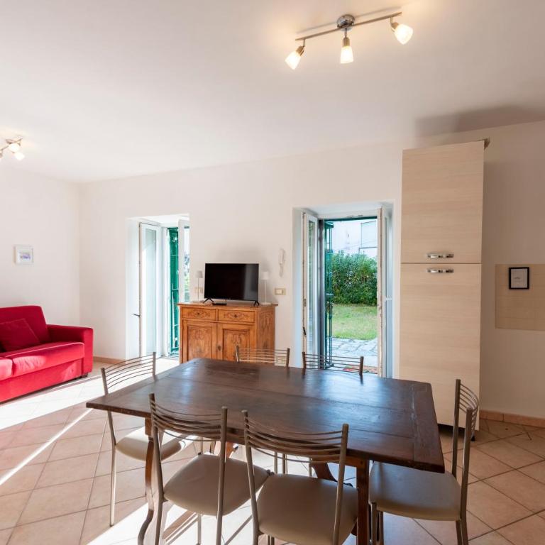JOIVY Sunny Family Flat with Private Garden & Parking - Appartamento con 1 Camera da Letto - 2