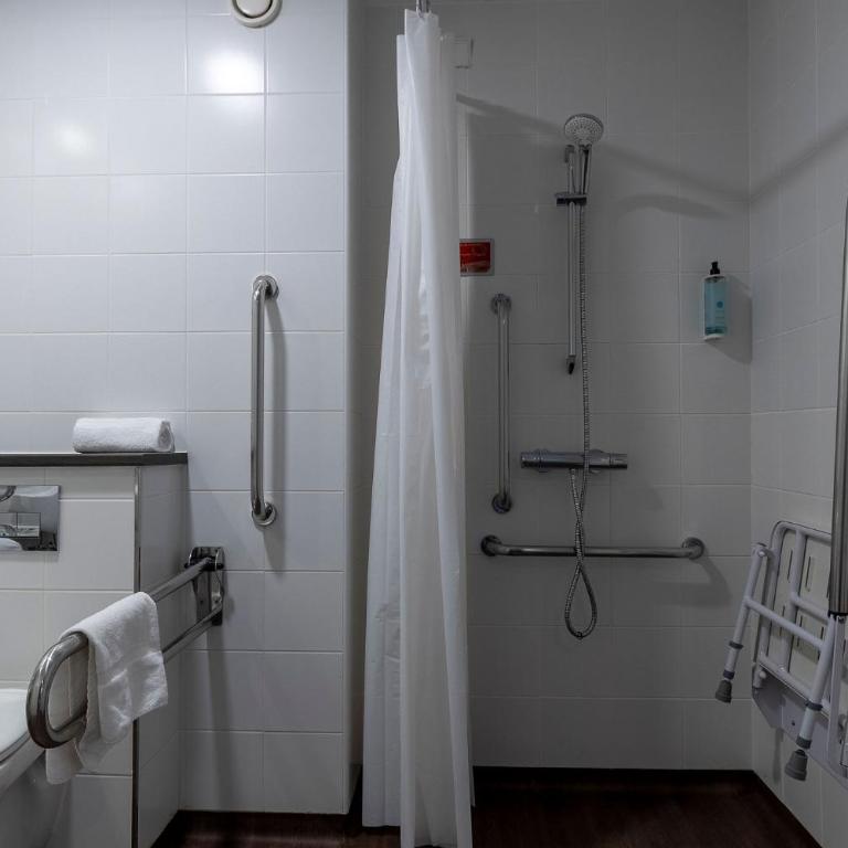 Travelodge Barcelona Poblenou - Double or Twin Room - Disability Access - 12