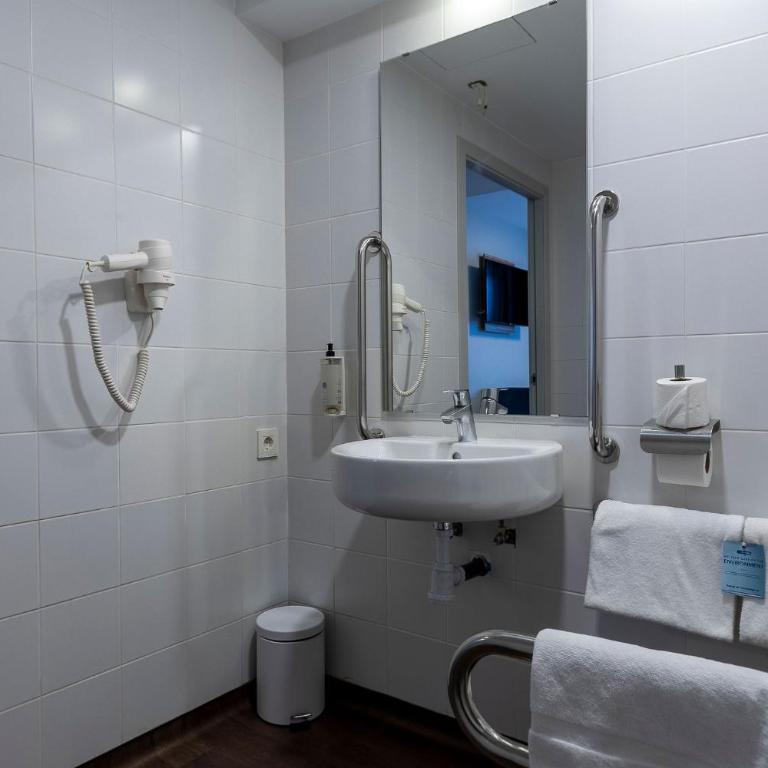 Travelodge Barcelona Poblenou - Double or Twin Room - Disability Access - 11