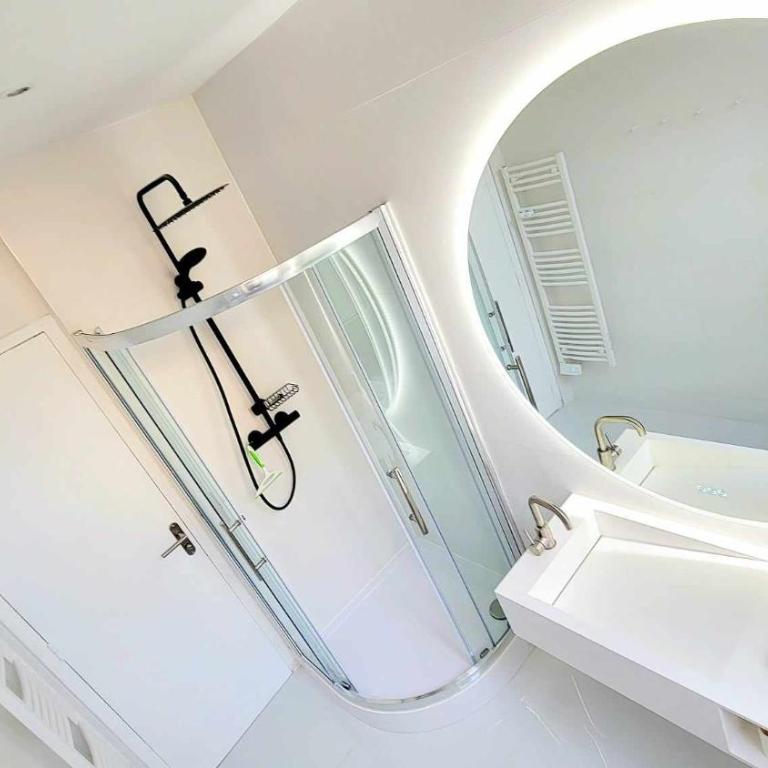 Appart SPA 80m2 avec terrasse balcon jacuzzi et sauna privatif en hyper centre Place Drouet d'Erlon - Appartamento con 1 Camera da Letto - 23