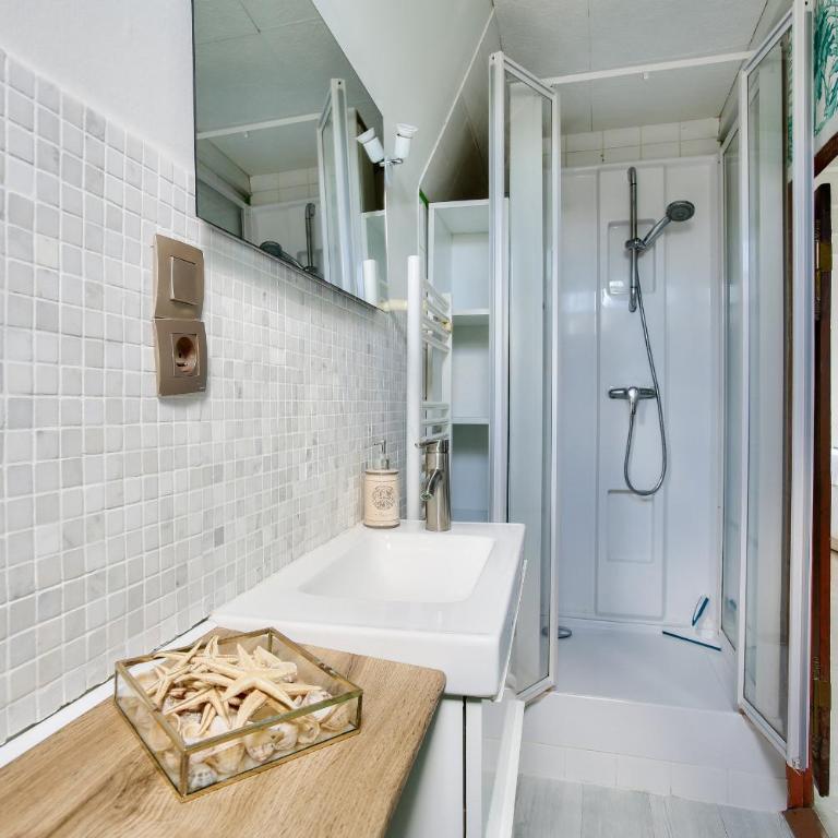 Appartement pour 4 à 200m de la plage du Prieuré - Apartment - 5