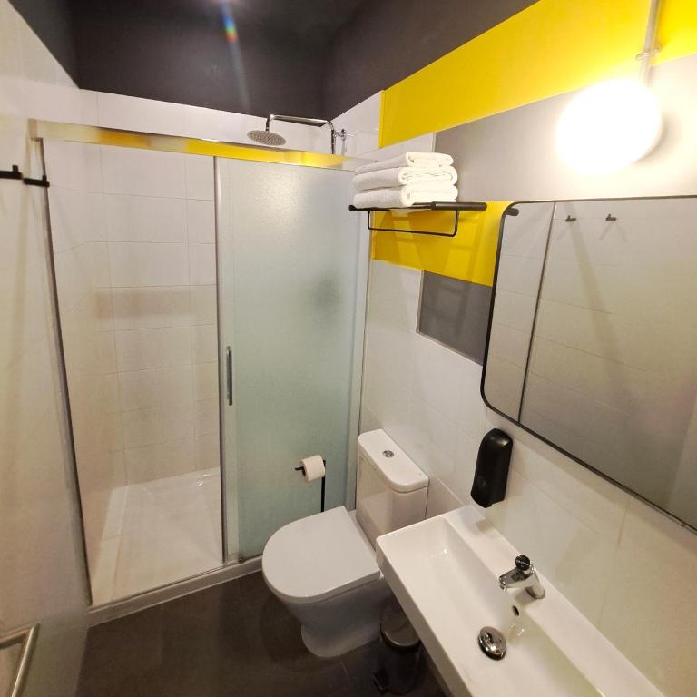 Bed & Bike Barcelona - Twin Room with Private Bathroom - 4