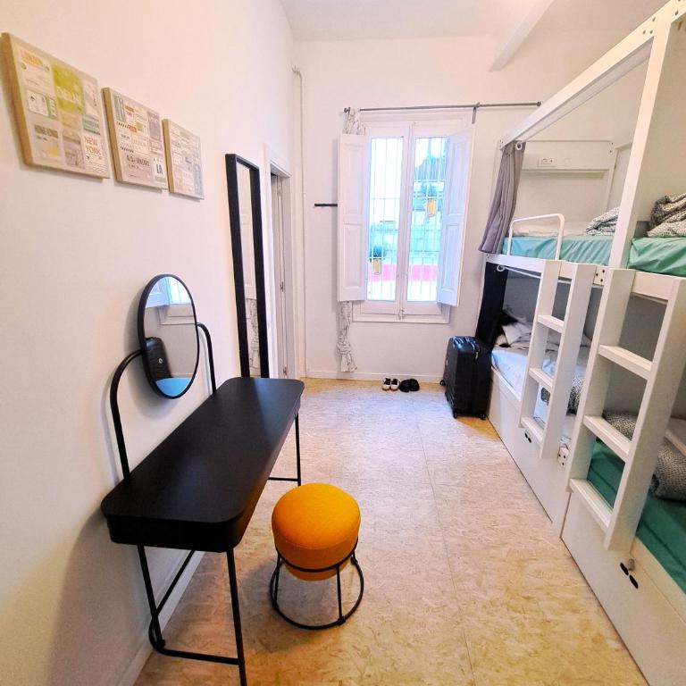 Bed & Bike Barcelona - Bed in 4-Bed Female Dormitory Room with Private Bathroom - 3
