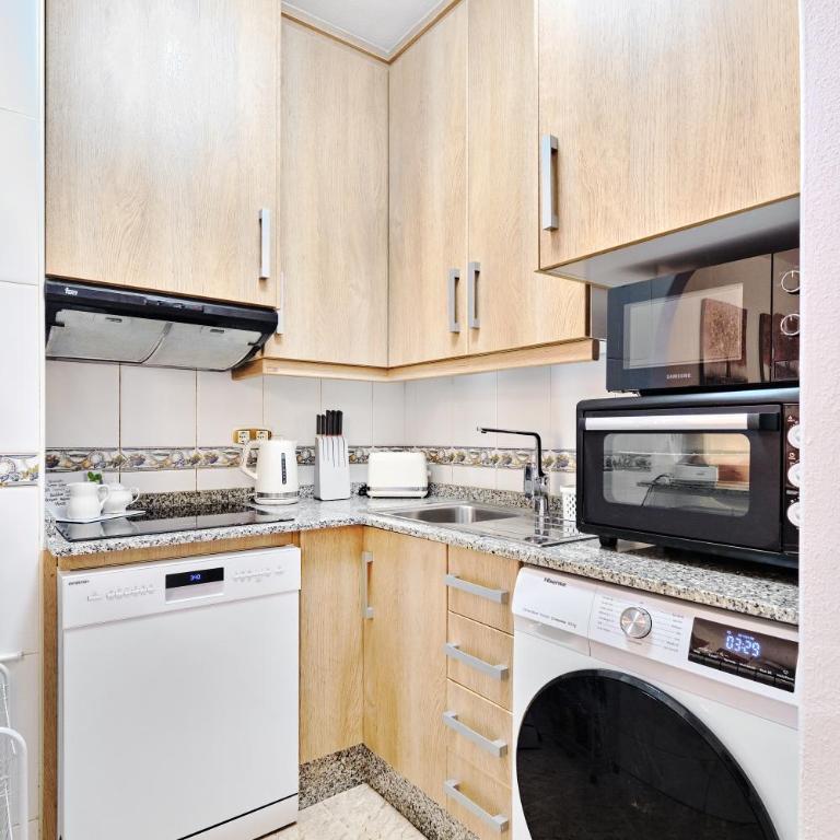 Home&Holiday Andalisa - Three-Bedroom Apartment - 17