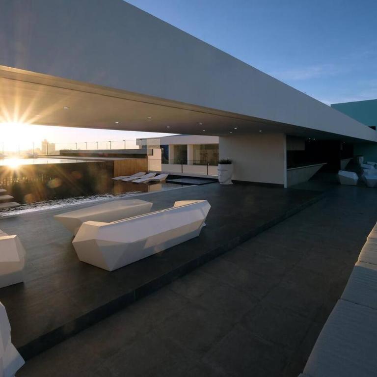 Loft sobrio, rooftop panorámico y piscina infinita - One-Bedroom Apartment - 11