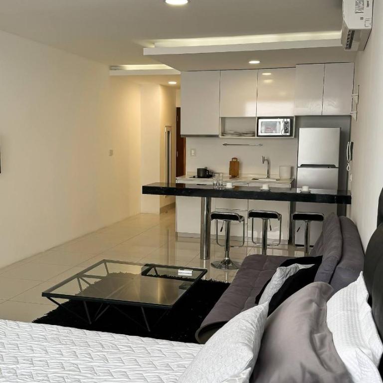 Loft sobrio, rooftop panorámico y piscina infinita - One-Bedroom Apartment - 18