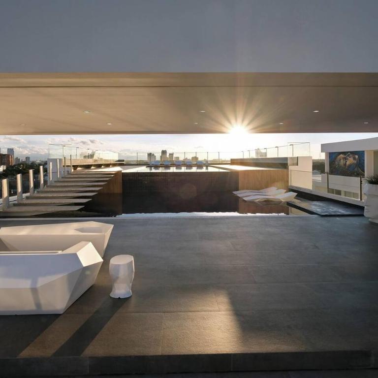 Loft sobrio, rooftop panorámico y piscina infinita - One-Bedroom Apartment - 21