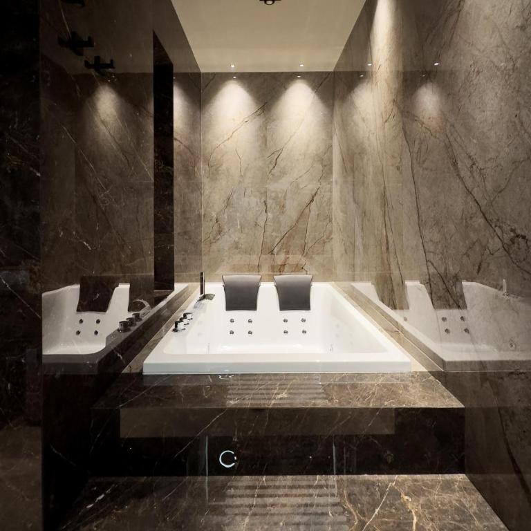 Donna Filomena Luxury Suites - Queen Room with Spa Bath - 4