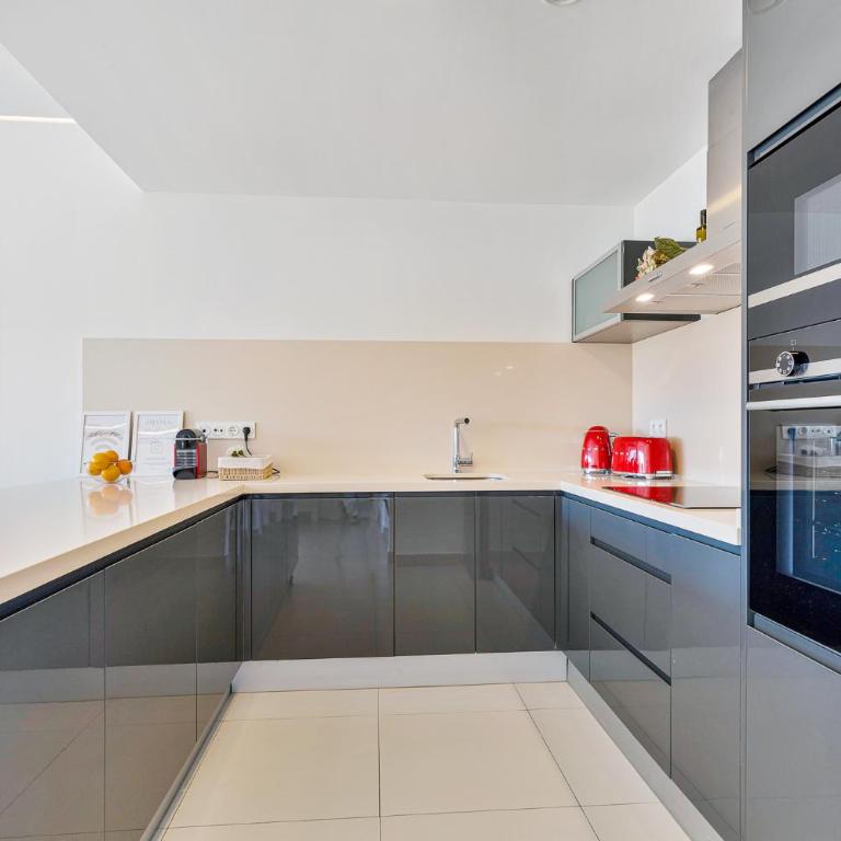 Luxurious 3-bed and 3 bathroom apartment - Reserva del Higueron - Three-Bedroom Apartment - 31