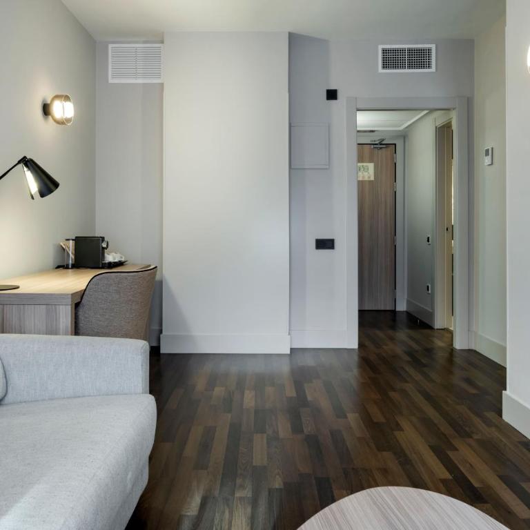 Ilunion Suites Madrid - Triple Room - 6