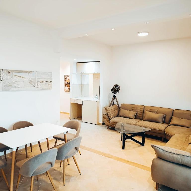 Apartments Plaza - Queen Room with Two Queen Beds - Disability Access - 17