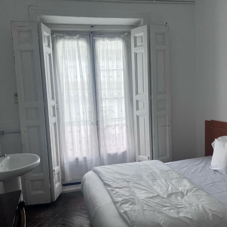 Hostal Alonso No Limit Madrid - Double Room with Shared Bathroom - 5