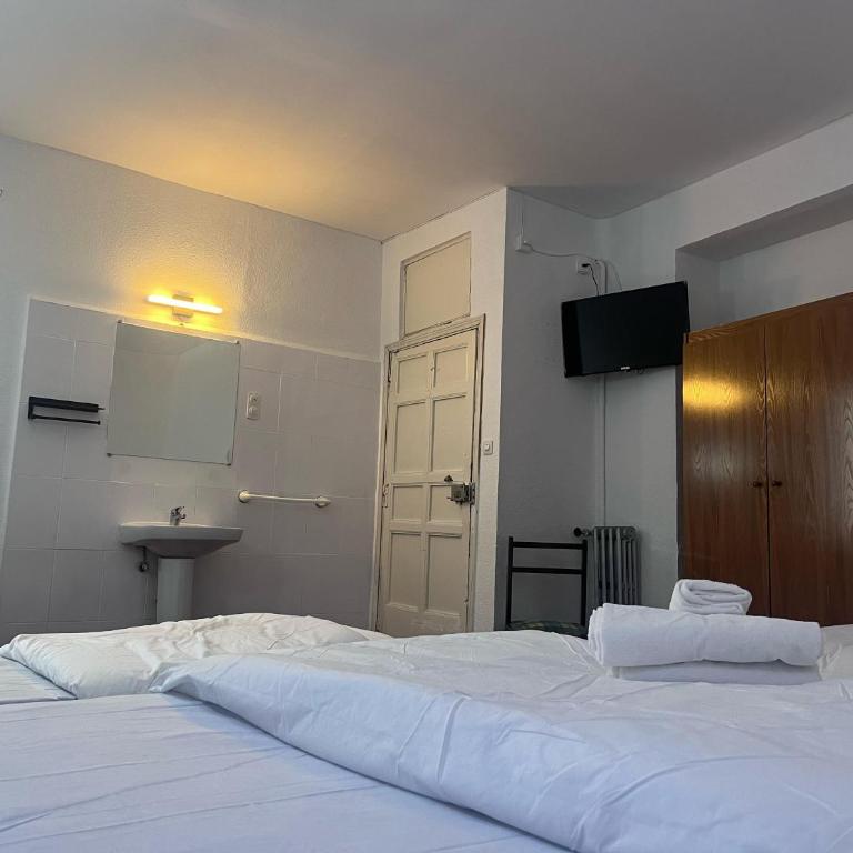 Hostal Alonso No Limit Madrid - Quadruple Room with Shared Bathroom - 3
