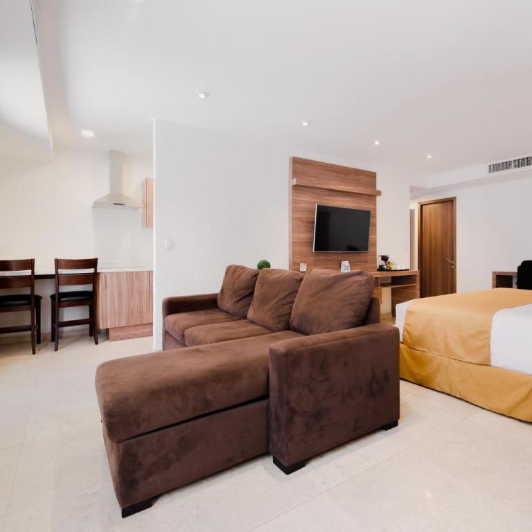Comfort Inn Queretaro Tecnologico - King Suite - Non-Smoking - 7