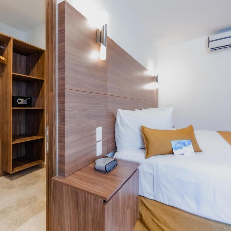 Comfort Inn Queretaro Tecnologico - King Suite - Non-Smoking - 5