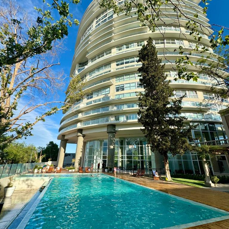 exclusivo departamento en Torre Leloir, Seguridad 24 HS cochera privada - Apartamento de 1 dormitorio - 1