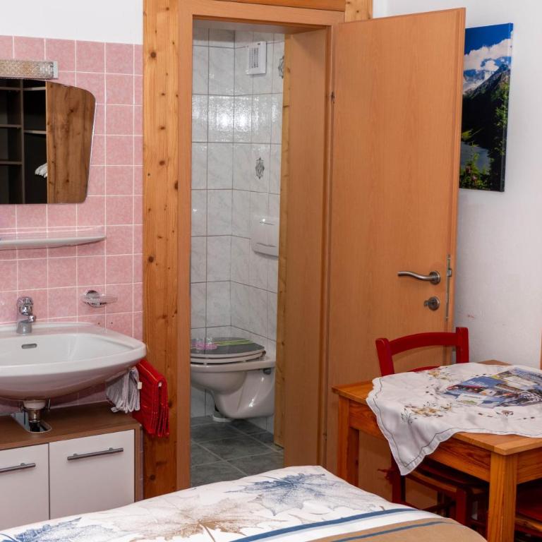 Haus Alpenfrieden - Doppelzimmer mit Balkon - 10