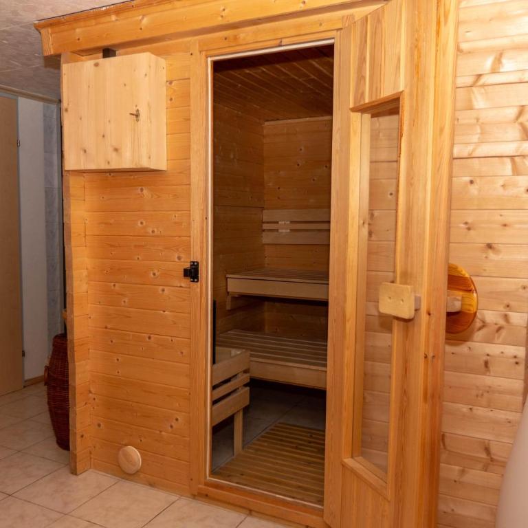 Haus Alpenfrieden - Doppelzimmer mit Dusche - 8