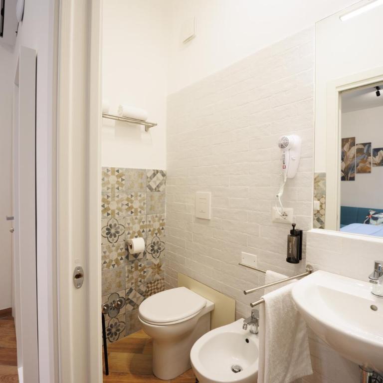 Tony Suites Napoli - Camera Tripla con Balcone - 10