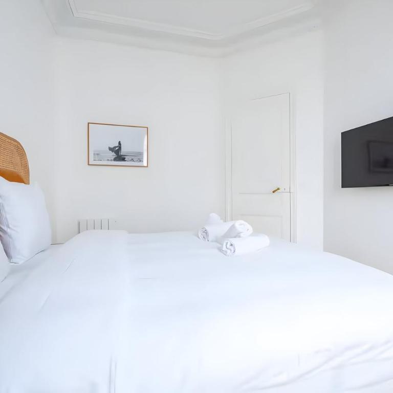 TBS 325 - Superb apartment with Eiffel Tower view - Appartement 2 Chambres - 10