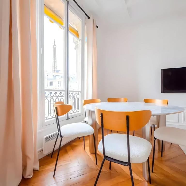 TBS 324 - Superb apartment with Eiffel Tower view - Appartement 2 Chambres - 6