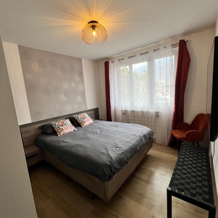 Chaleureux T4,résidence avec caméra et digicode ,possibilité location voiture Mercedes gla garage , Netflix, climatisation, petit déjeuner ,repas du soir fondue, raclette , barbecue sur demande - Three-Bedroom Apartment - 10