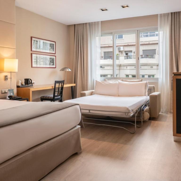 Hesperia Barcelona Presidente - Standard Triple Room - 6