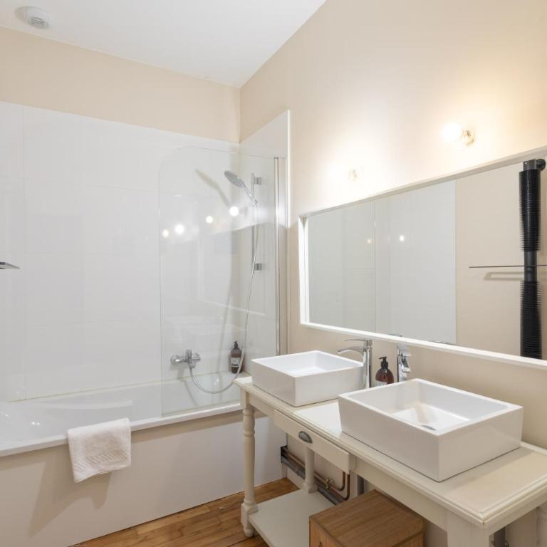Maison Trégain - Grand Jardin et Terrasse - Three-Bedroom House - 17