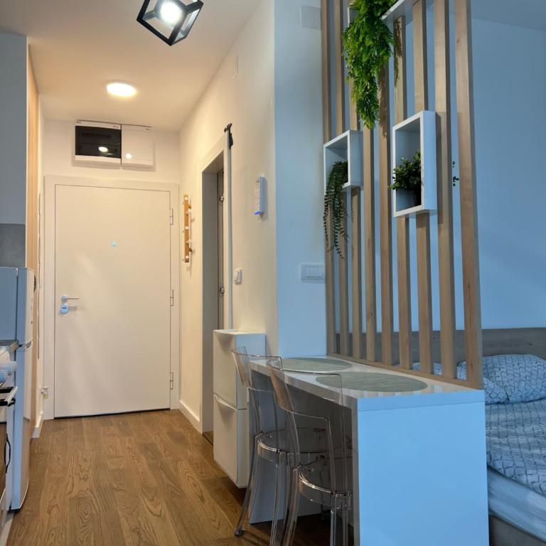 LiboroPlanet - One-Bedroom Loft Apartment with One Queen Bed - 6