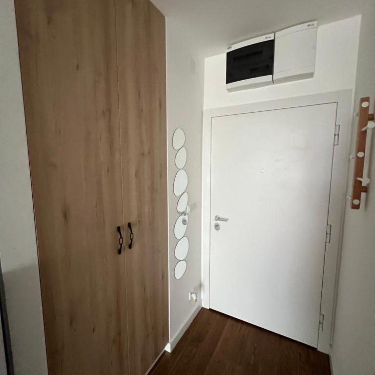 LiboroPlanet - One-Bedroom Loft Apartment with One Queen Bed - 4