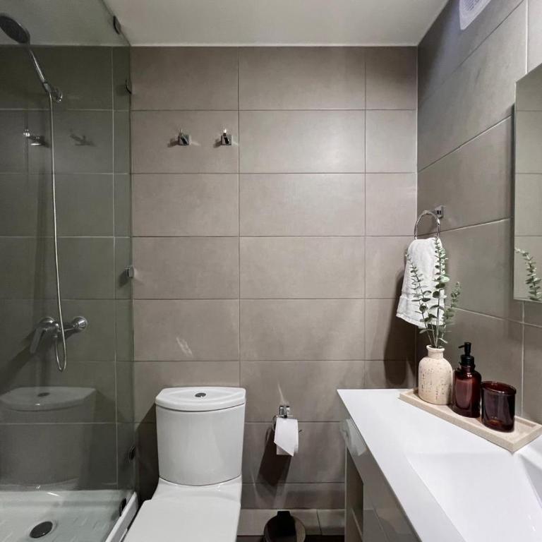 Lujoso Depto Las Condes - vista panorámica, a una cuadra del metro & estacionamiento gratis - Apartamento de 1 dormitorio - 6