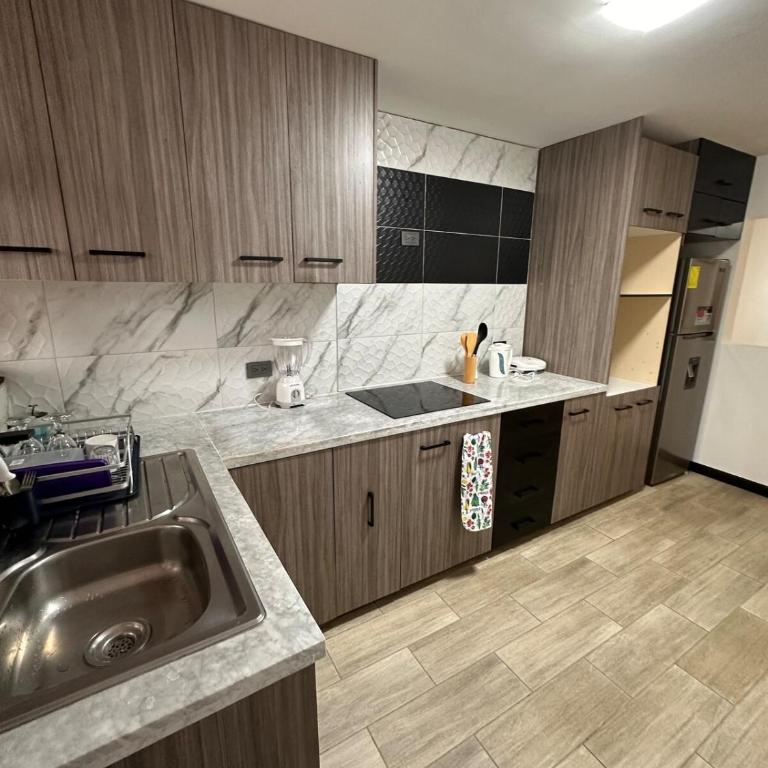 Departamento Familiar Cómodo Cerca de el Centro - Three-Bedroom Apartment - 5