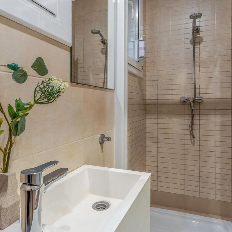 AB Bailen Apartments - Four-Bedroom Apartment with balcony - 4