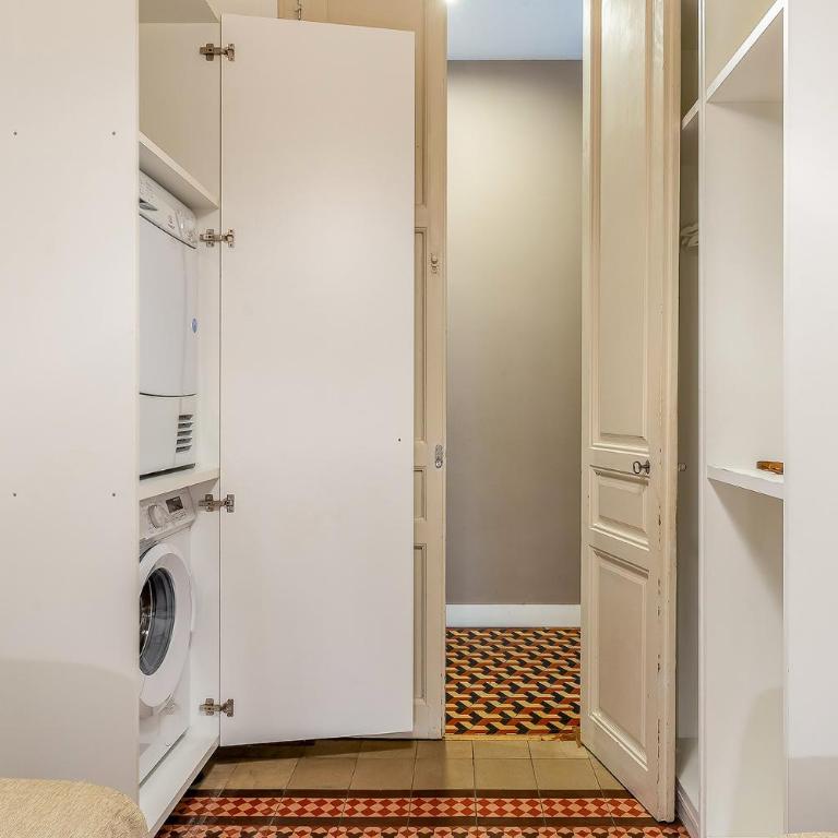 AB Bailen Apartments - Four-Bedroom Apartment with balcony - 8