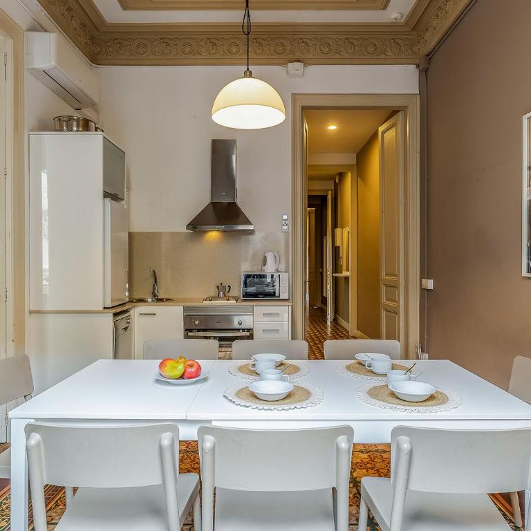 AB Bailen Apartments - Four-Bedroom Apartment with balcony - 10