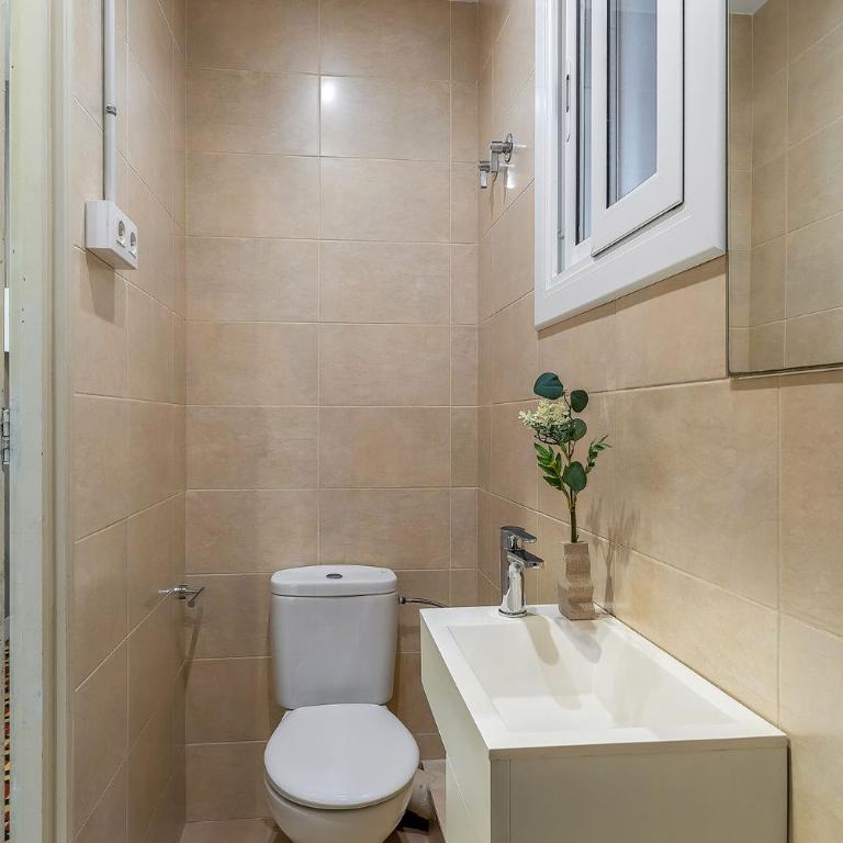 AB Bailen Apartments - Four-Bedroom Apartment with balcony - 15