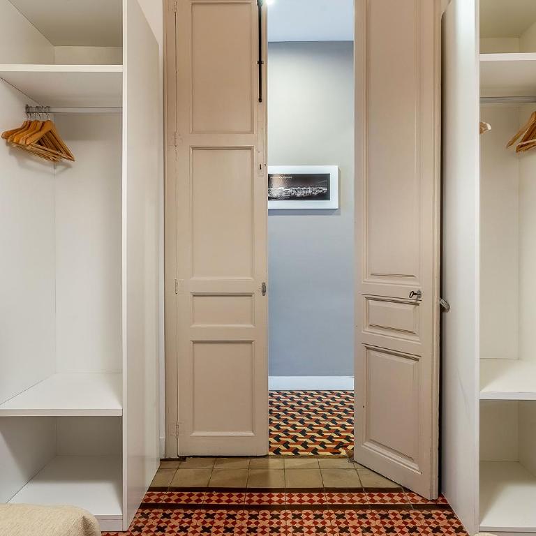 AB Bailen Apartments - Five-Bedroom Apartment with balcony - 4