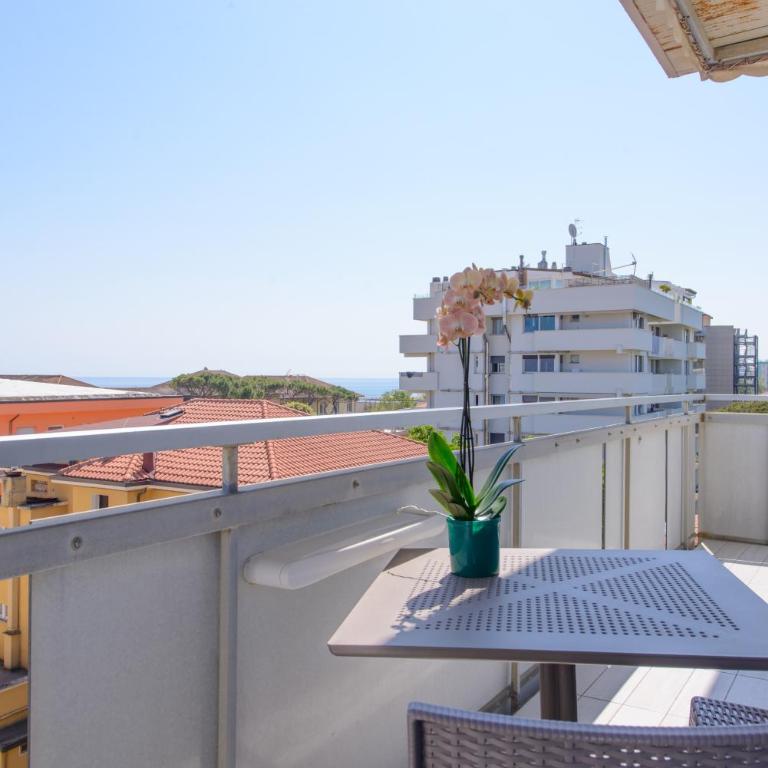 Hotel Sans Souci - Camera Quadrupla con Balcone - 10