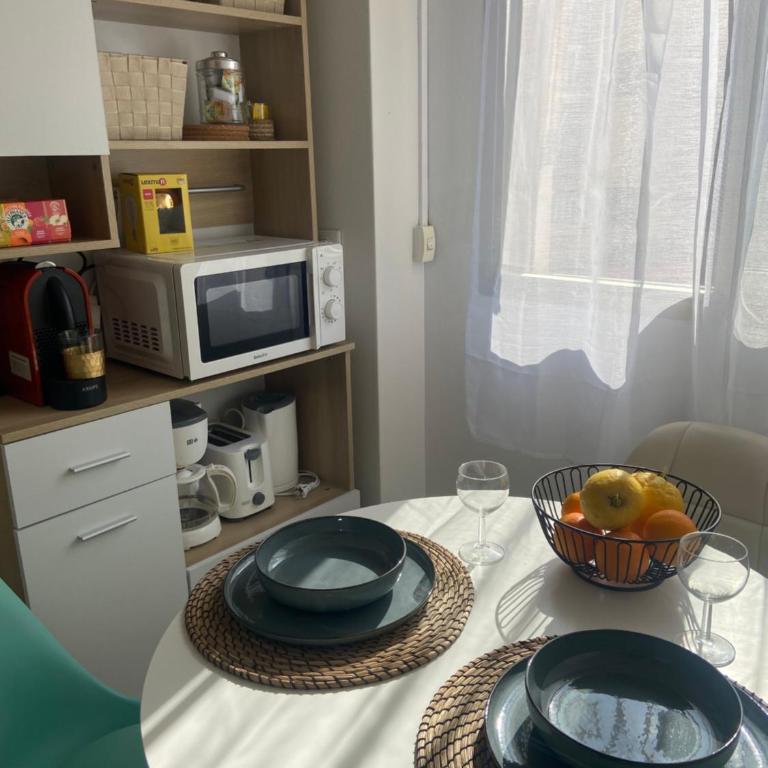 Elegant Studio with Private Sunny Terrace Prime Location AC & High-Speed WiFi - Appartamento con Balcone - 10