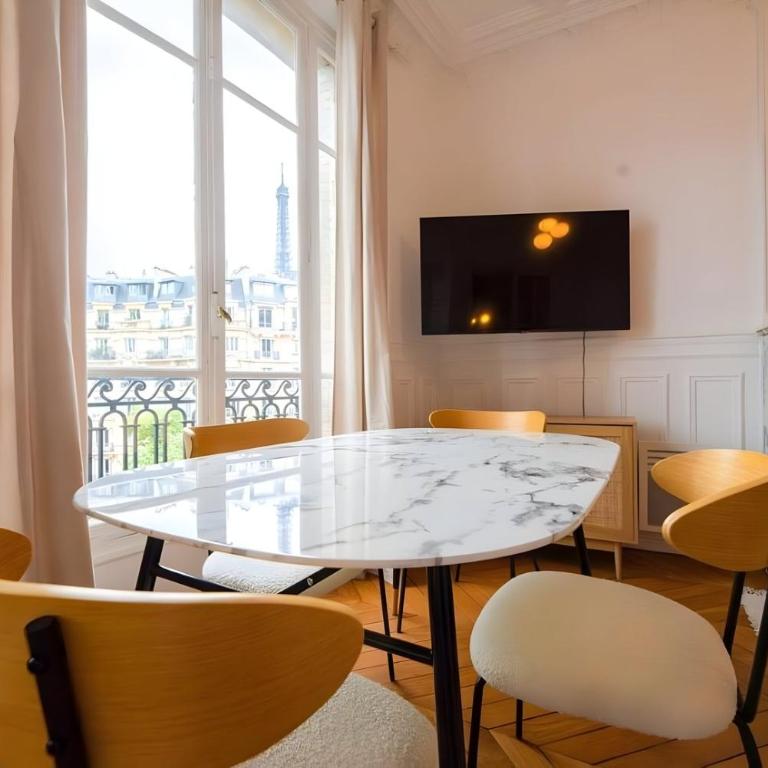 TBS 323 - Superb apartment with Eiffel Tower view - Appartement 2 Chambres - 4