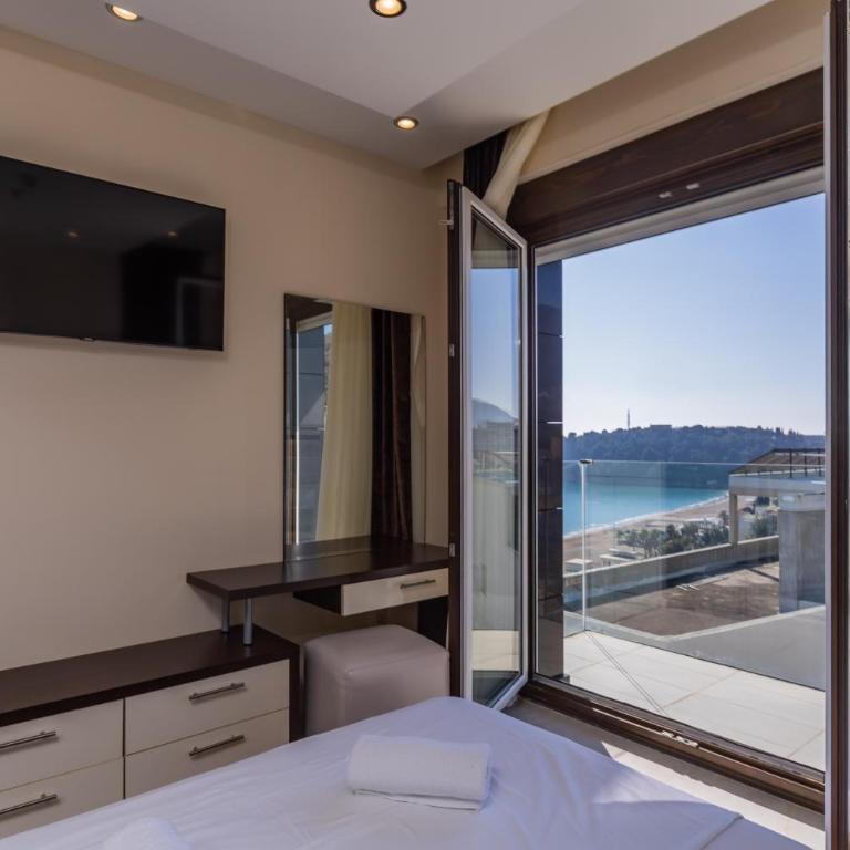 Deluxe Apartments Shine - Two-Bedroom Apartment with Sea View - 13