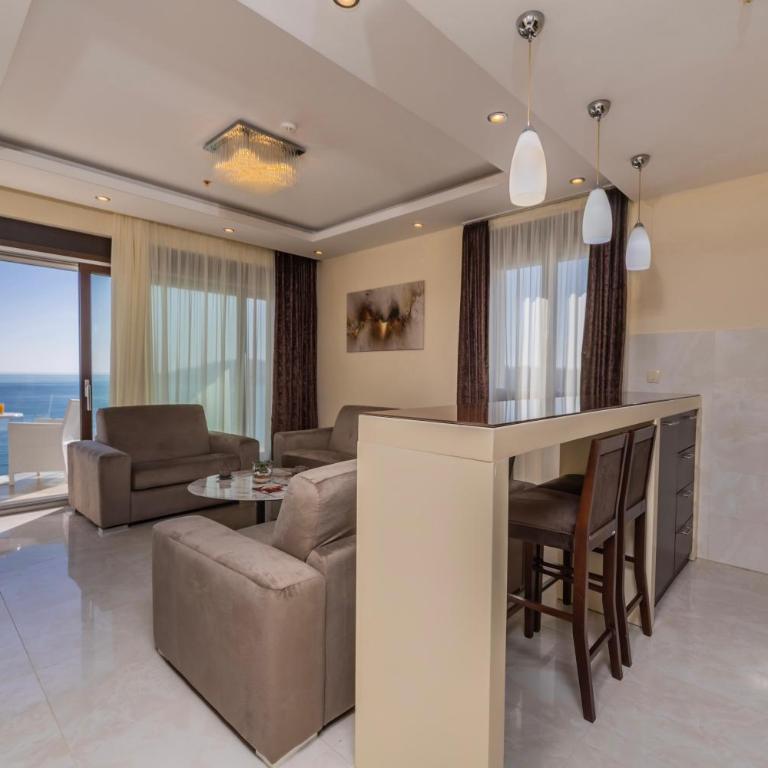 Deluxe Apartments Shine - Two-Bedroom Apartment with Sea View - 2