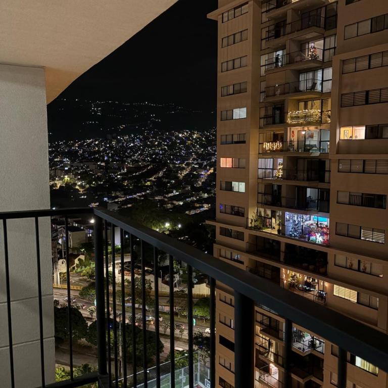 Apartamento nuevo y acogedor Excelente ubicación - Apartamento de 3 dormitorios con balcón - 35