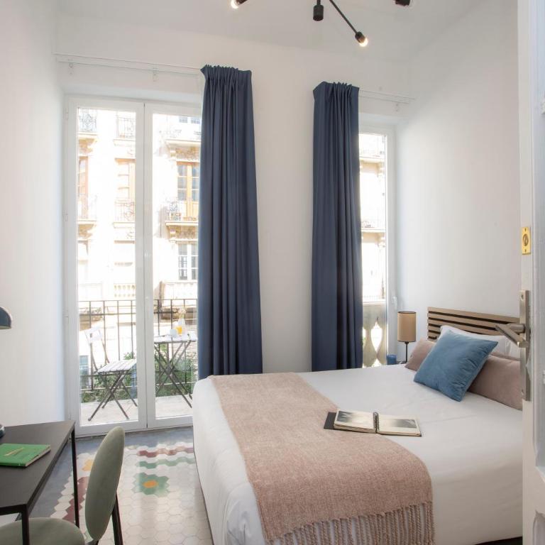 SingularStays Ca Iconic - Three-Bedroom Apartment with Balcony - 11