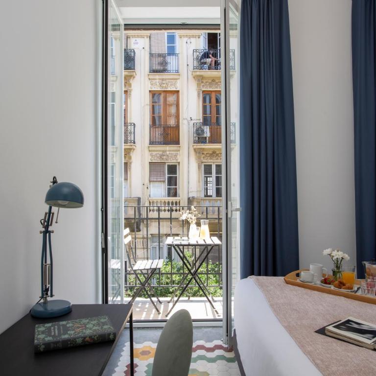 SingularStays Ca Iconic - Three-Bedroom Apartment with Balcony - 14