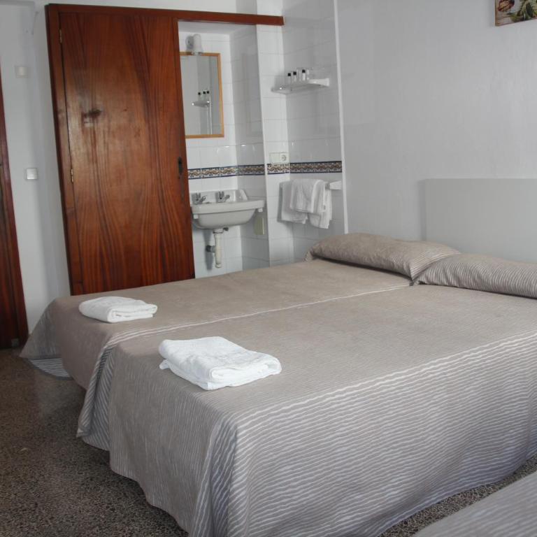 Hostal Las Nieves - Habitación Triple con baño compartido - 9