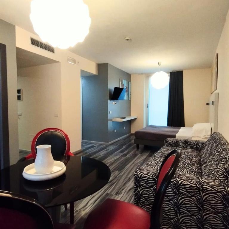 Happy Hotel Atelier Gardone Vittoriale - Junior Suite Familiare - 1